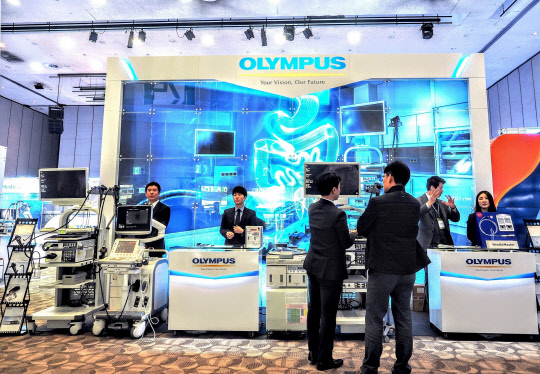 지난 25일 일산 킨텍스에서 열린 대한소화기내시경학회 세미나에서 올림푸스한국이 제품들을 전시하고 있다.  올림푸스한국 제공